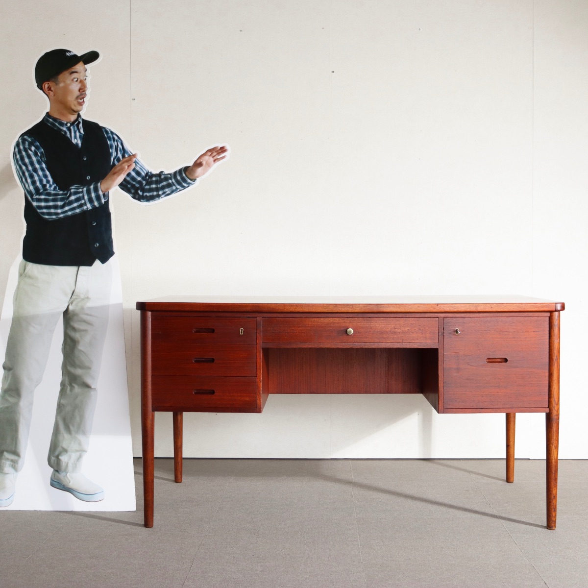 デンマーク製デスク。落ち着いた質感が印象的なヴィンテージ家具。上品な佇まいが際立つ。