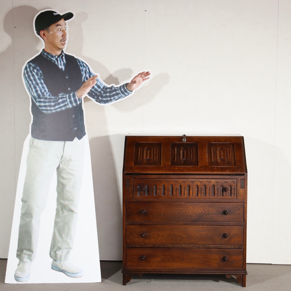 ジェイシー製ビューロー。 深い色味と穏やかな艶を持つアンティーク。上質な佇まい。