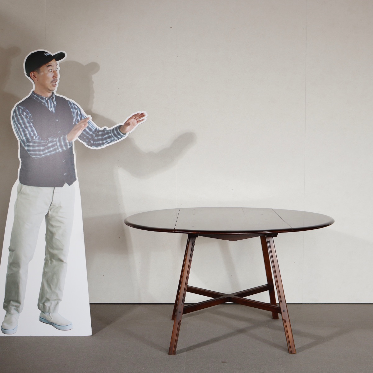 アーコールERCOLの折り畳み式ラウンドダイニングテーブル