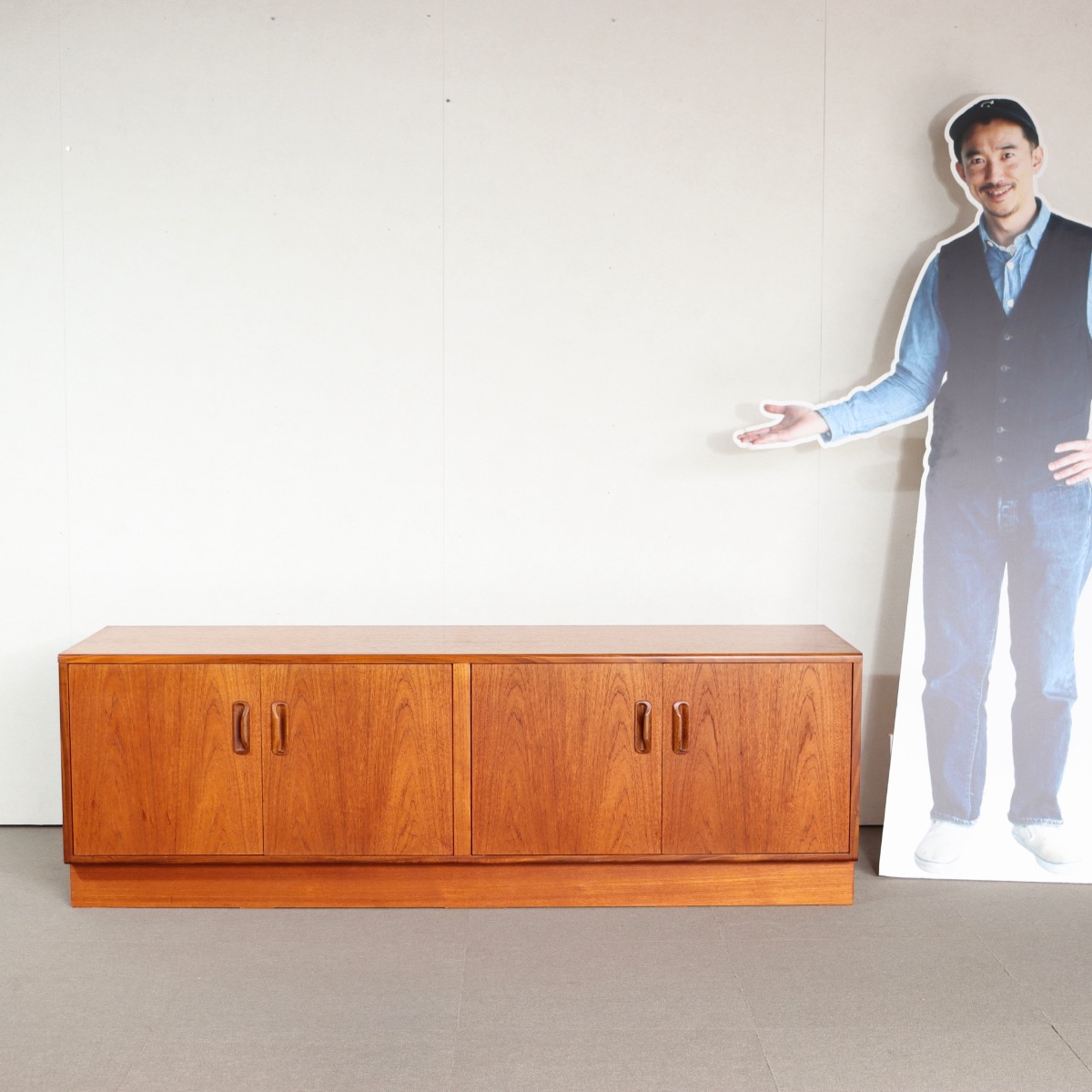 ジープラン製ローボード。ヴィンテージのチーク材の色味が美しい、空間に華をそえる一台。