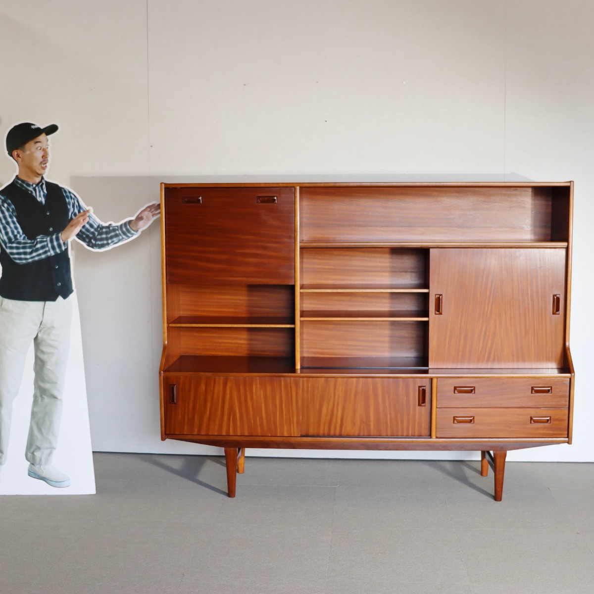 エリオッツオブニューベリーのハイボード。ヴィンテージのチーク材が美しい穏やかな雰囲気の一台。