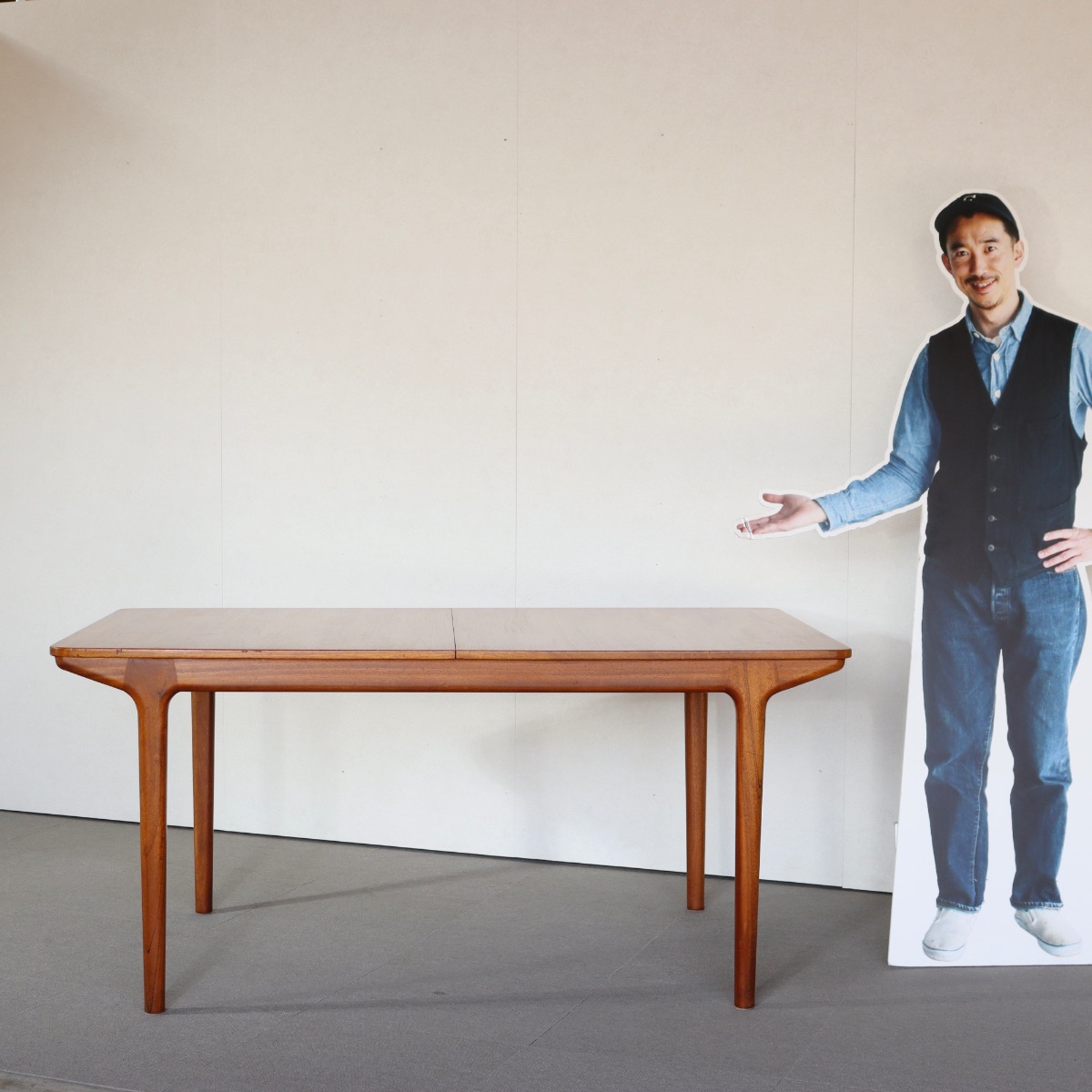 マッキントッシュMCINTOSH製ダイニングテーブル。自然な艶と温かみが魅力の北欧ヴィンテージ。チーク材の美しさが際立つ一台。
