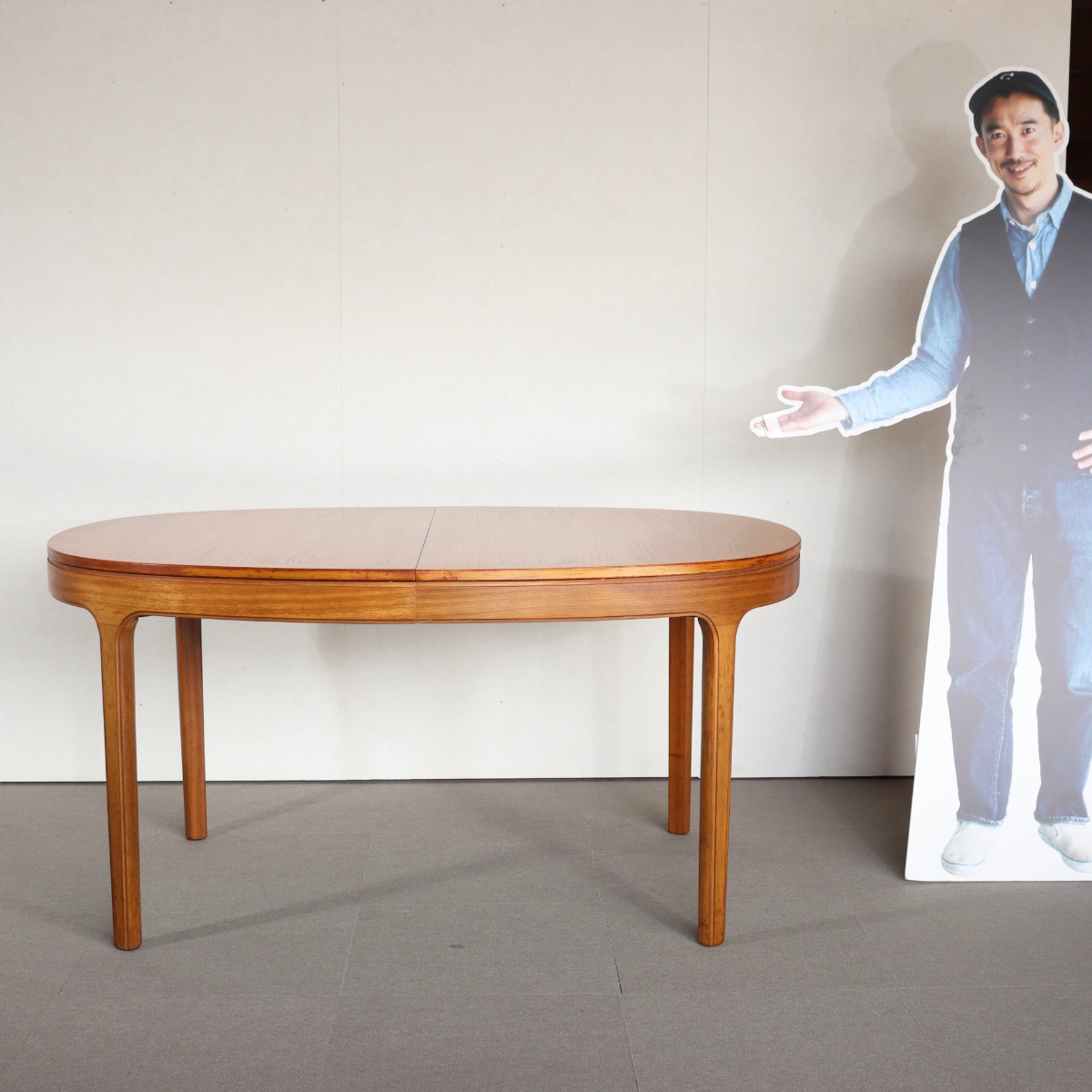 ネイサンNATHAN製オーバル型ダイニングテーブル。チーク材の豊かな木目が魅力の北欧ヴィンテージ。静かに時を重ねた深みがある。
