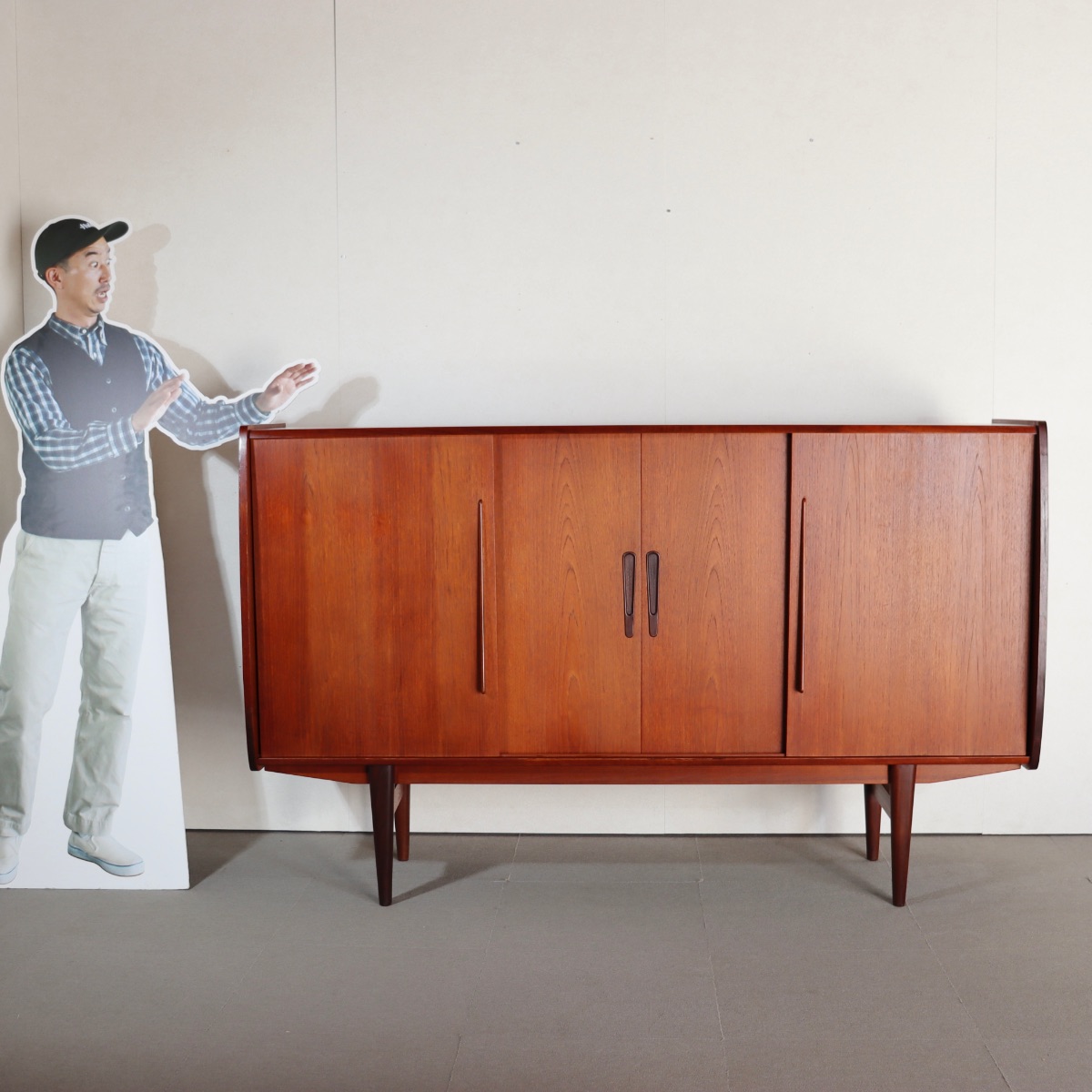 デンマーク製ハイサイドボード。木の温もりが感じられるチーク材北欧ヴィンテージ。自然な美しさ。