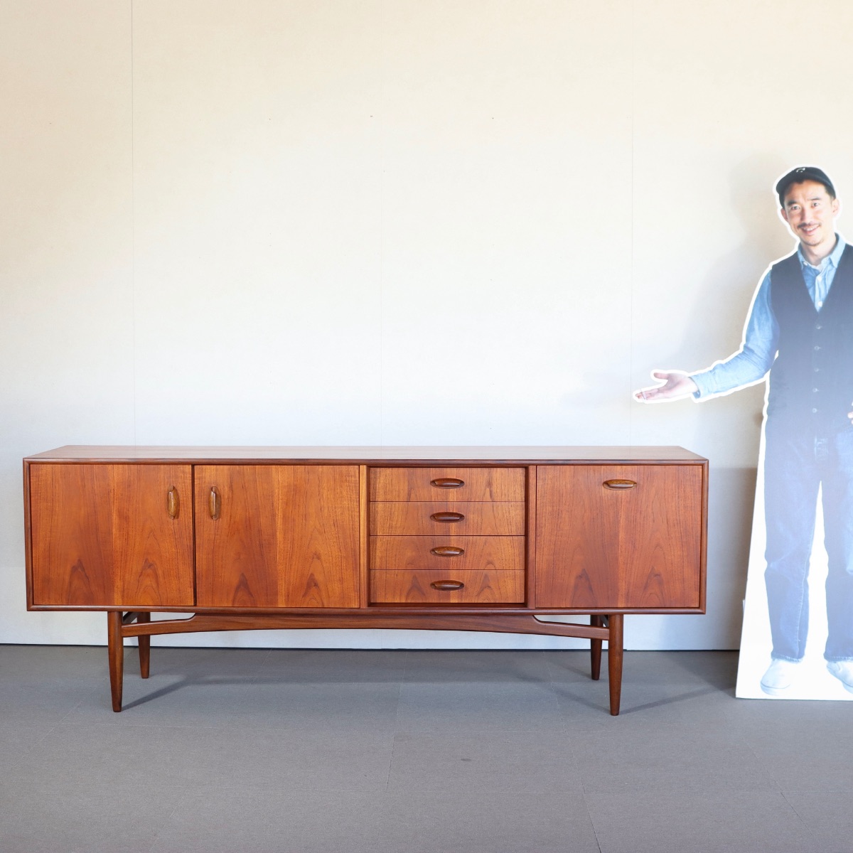 ジープランG-PLANのブラジリアシリーズのサイドボード。深みのあるチーク材の北欧ヴィンテージ。静かな存在感を放つ美しい佇まい。