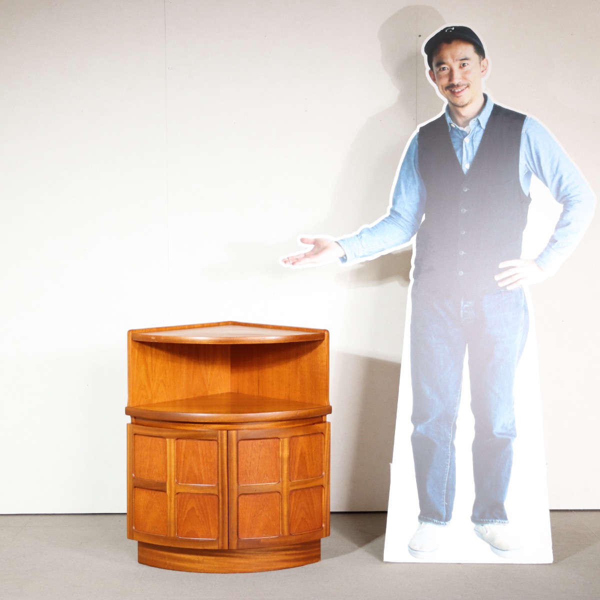 ネイサンNATHAN製コーナーキャビネット。