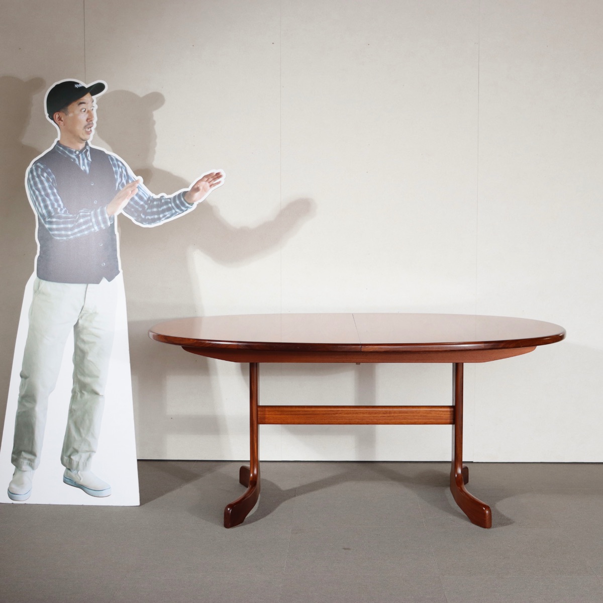 ジープランG-PLANのオーバル型ダイニングテーブル。チーク材の木目が美しい北欧ヴィンテージ。しっかりとメンテナンスされた上質な一台。