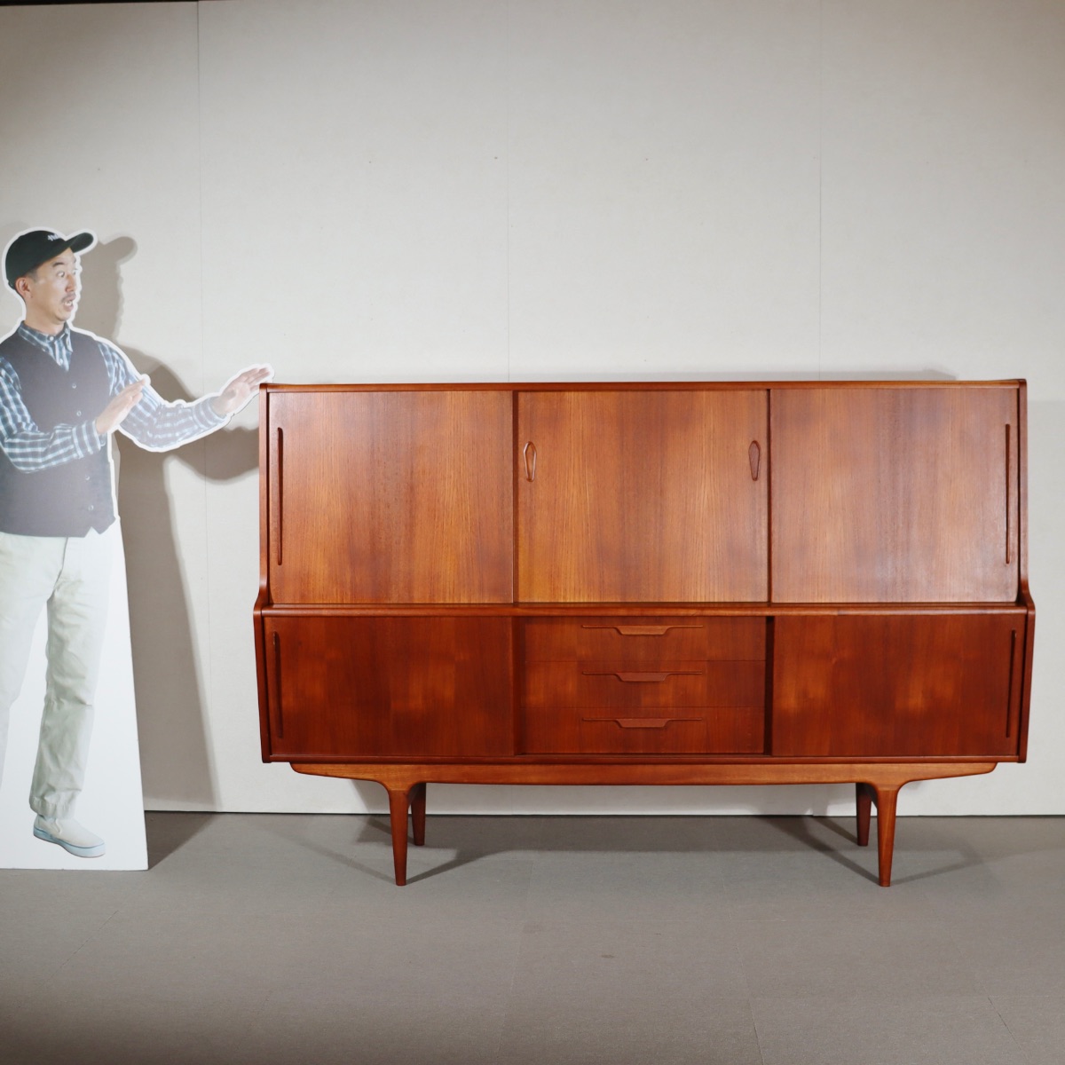 デンマーク製サイドボード。チーク材の滑らかな質感が心地よい北欧ヴィンテージ。穏やかな空気を纏う一台。