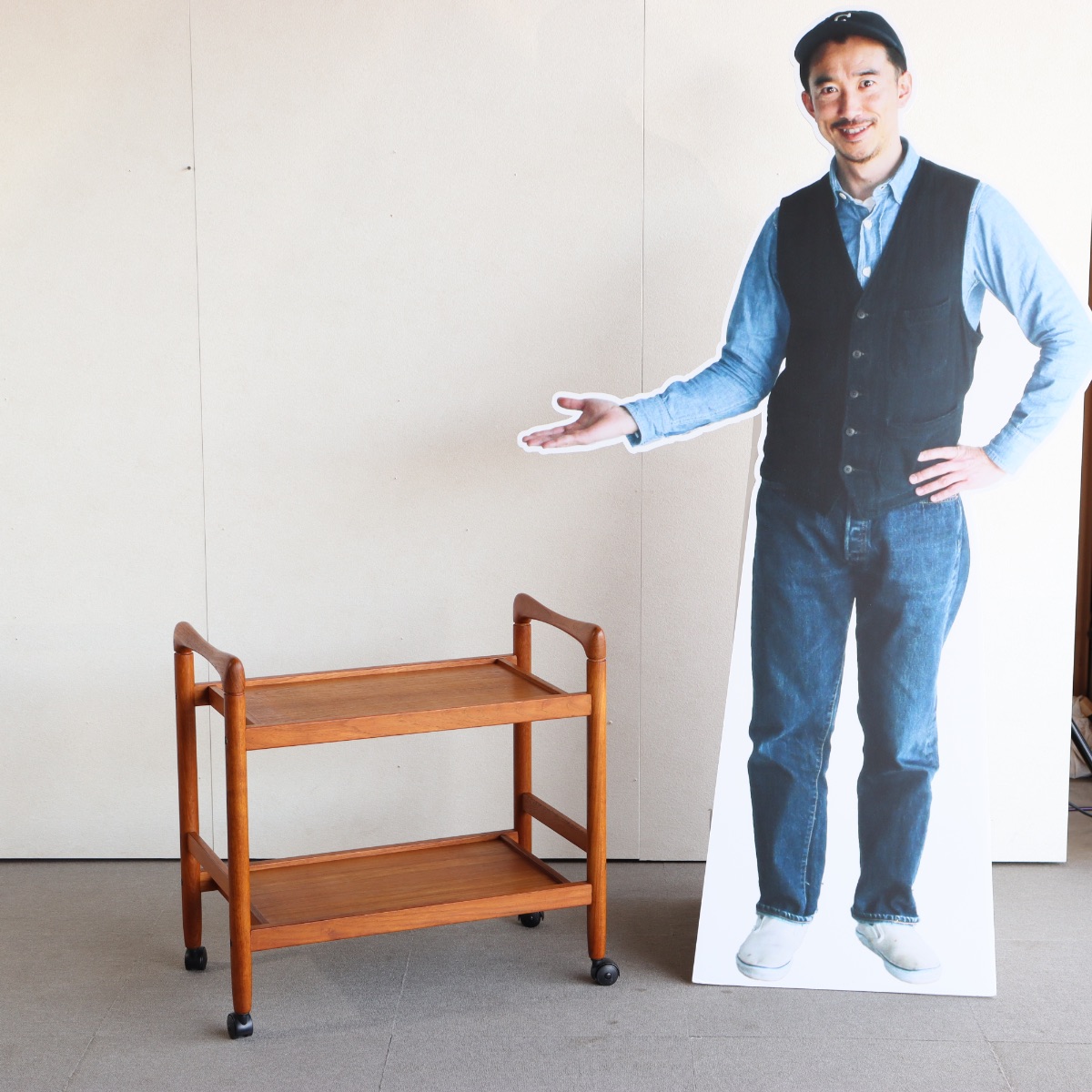 北欧ヴィンテージのチーク材のトロリー