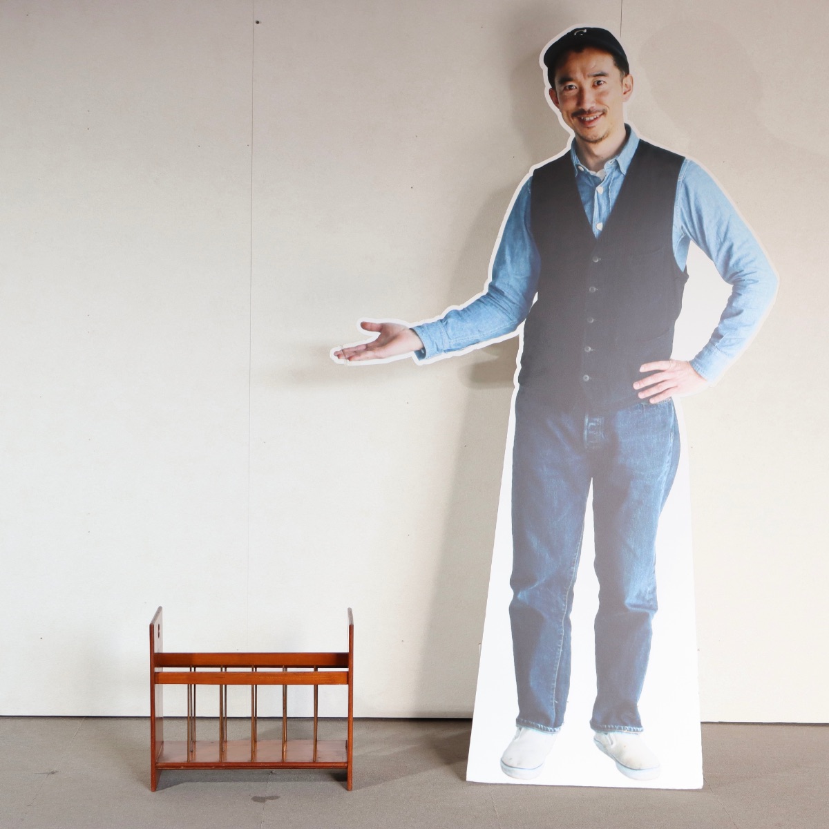 英国ヴィンテージのマガジンラック。ミニマルデザイン。