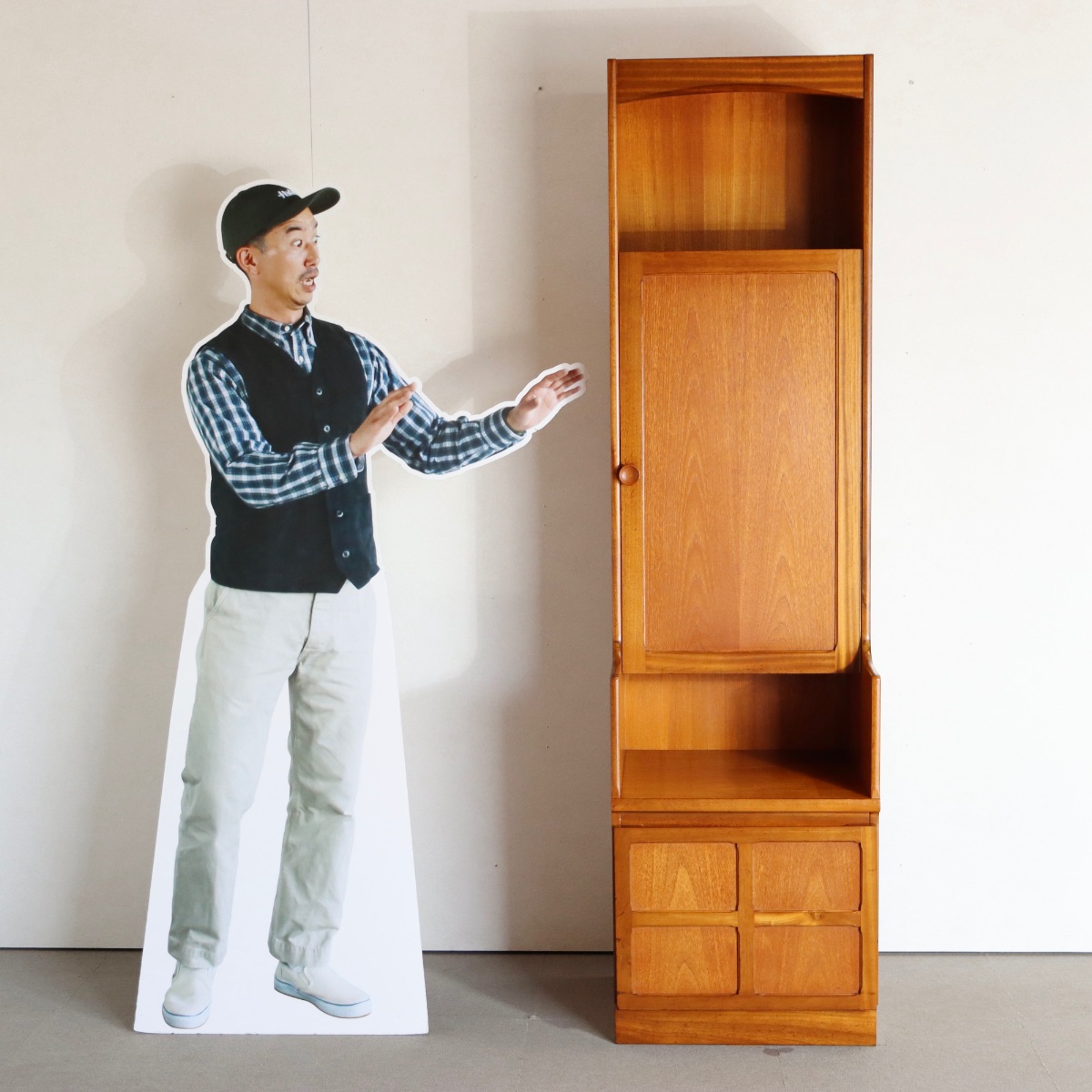 ネイサンNATHANのトールキャビネット。チーク材の木目が豊かに映える北欧ヴィンテージ。穏やかな存在感。