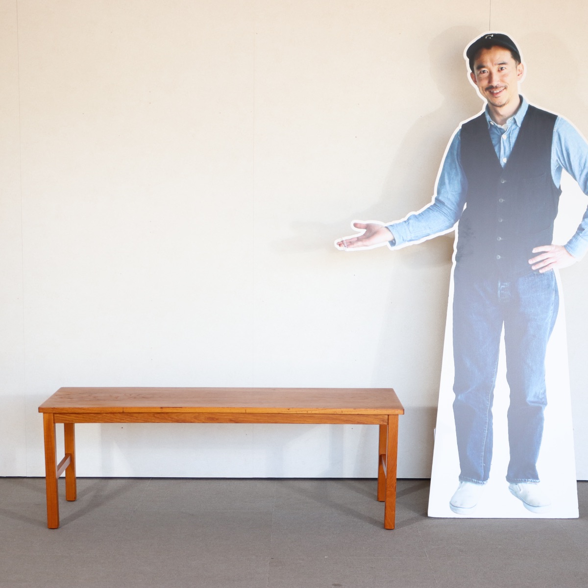 デンマーク製のコーヒーテーブル。時間を重ねて深みを増したチーク材。北欧ヴィンテージらしい静かな美しさ。