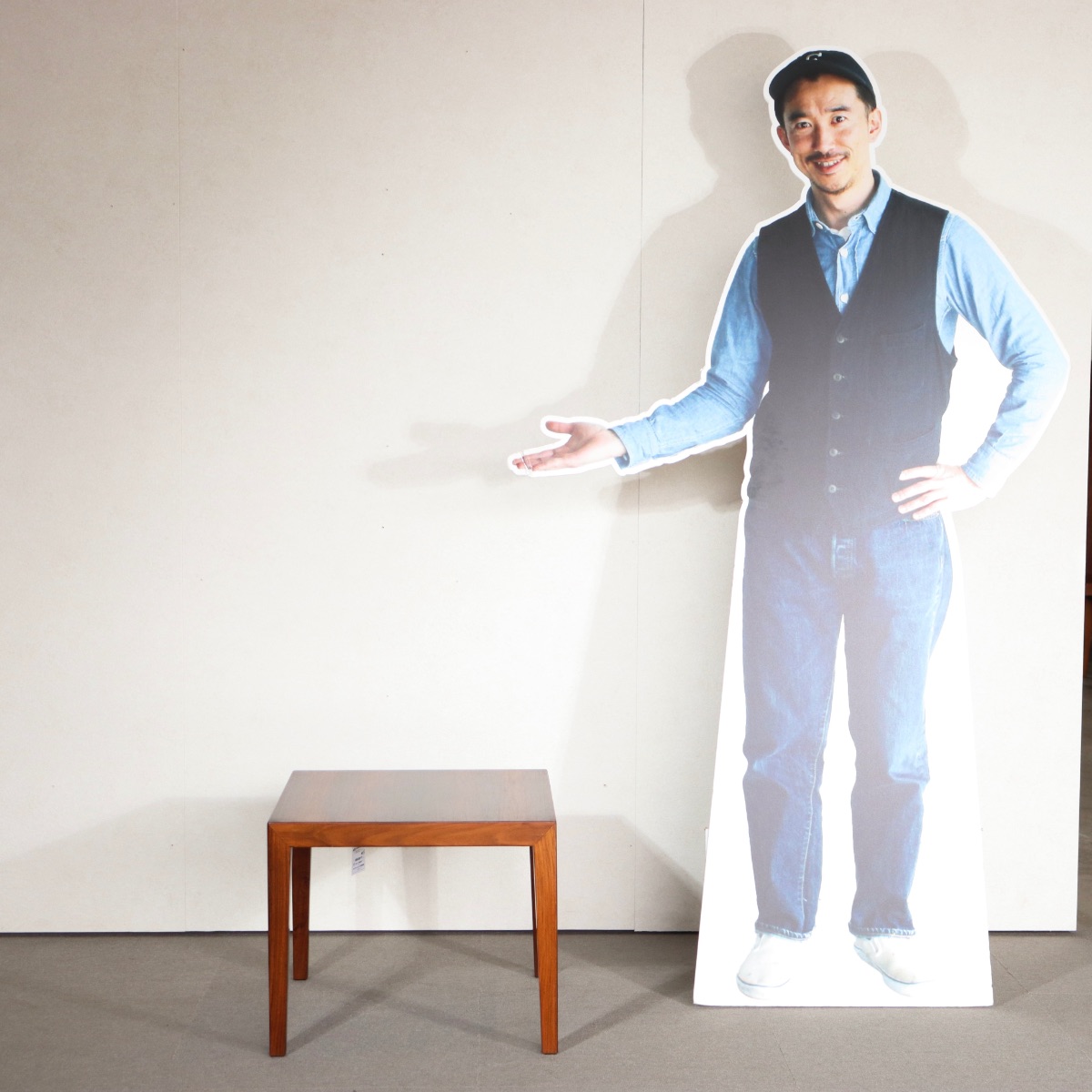 デンマーク製のサイドテーブル。ローズウッドの滑らかな質感が心地よい北欧ヴィンテージ。穏やかな空気を纏う一台。