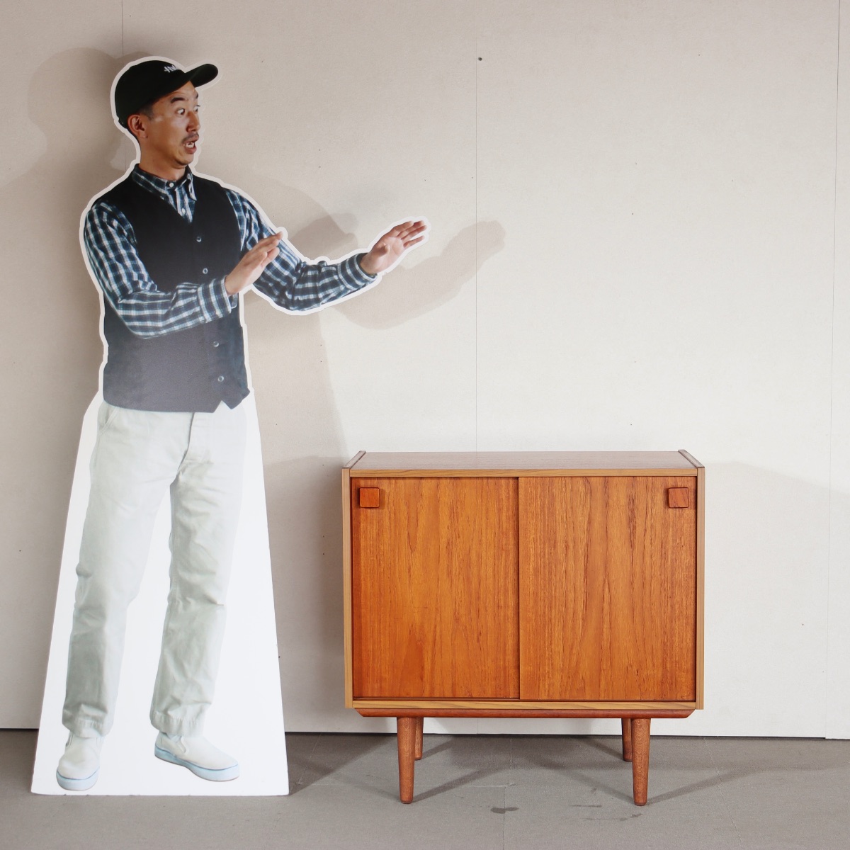 デンマーク製キャビネット。木の質感を活かしたチーク材北欧ヴィンテージ。自然体の上質さ。