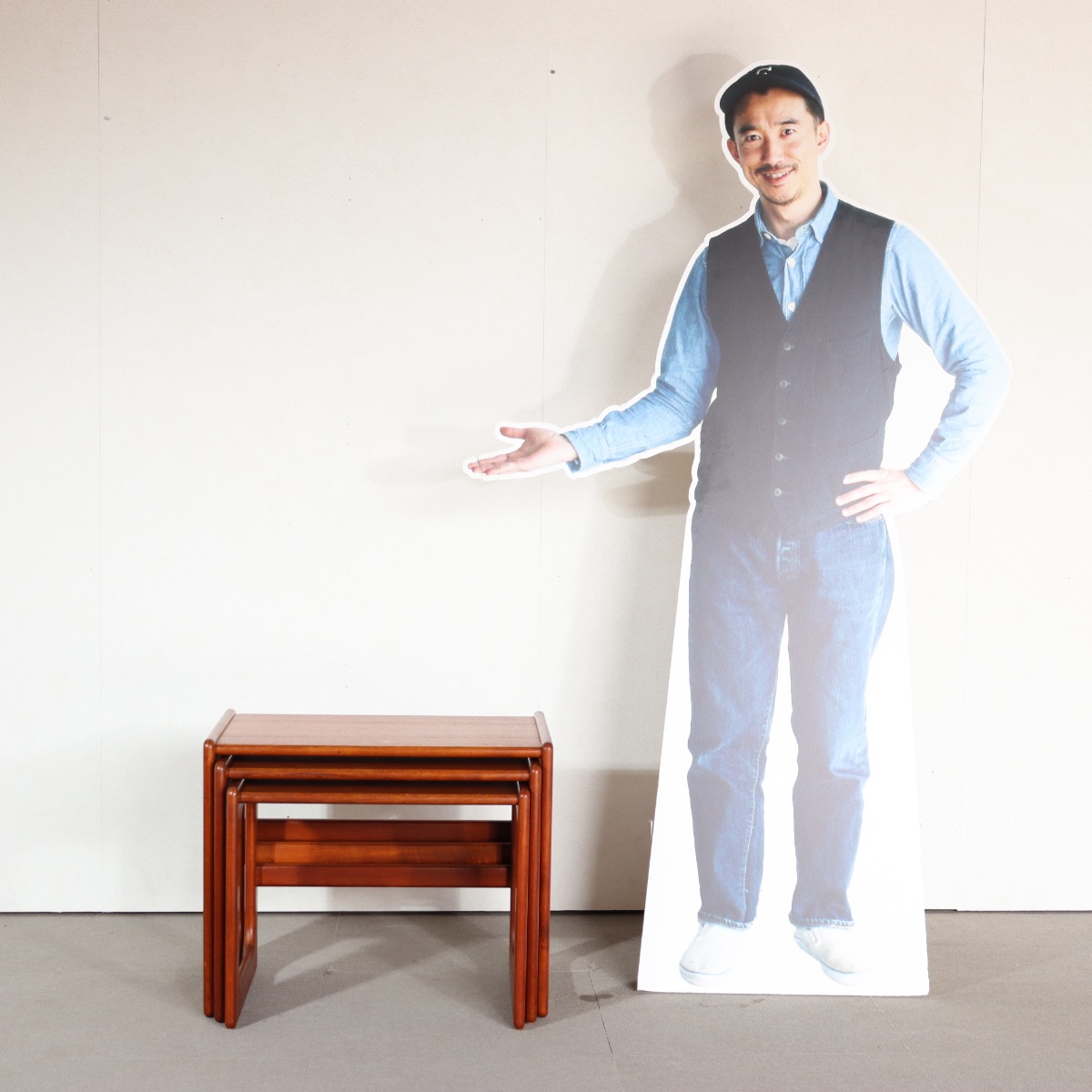 デンマーク製ネストテーブル。木の質感を活かしたチーク材北欧ヴィンテージ。自然体の上質さ。