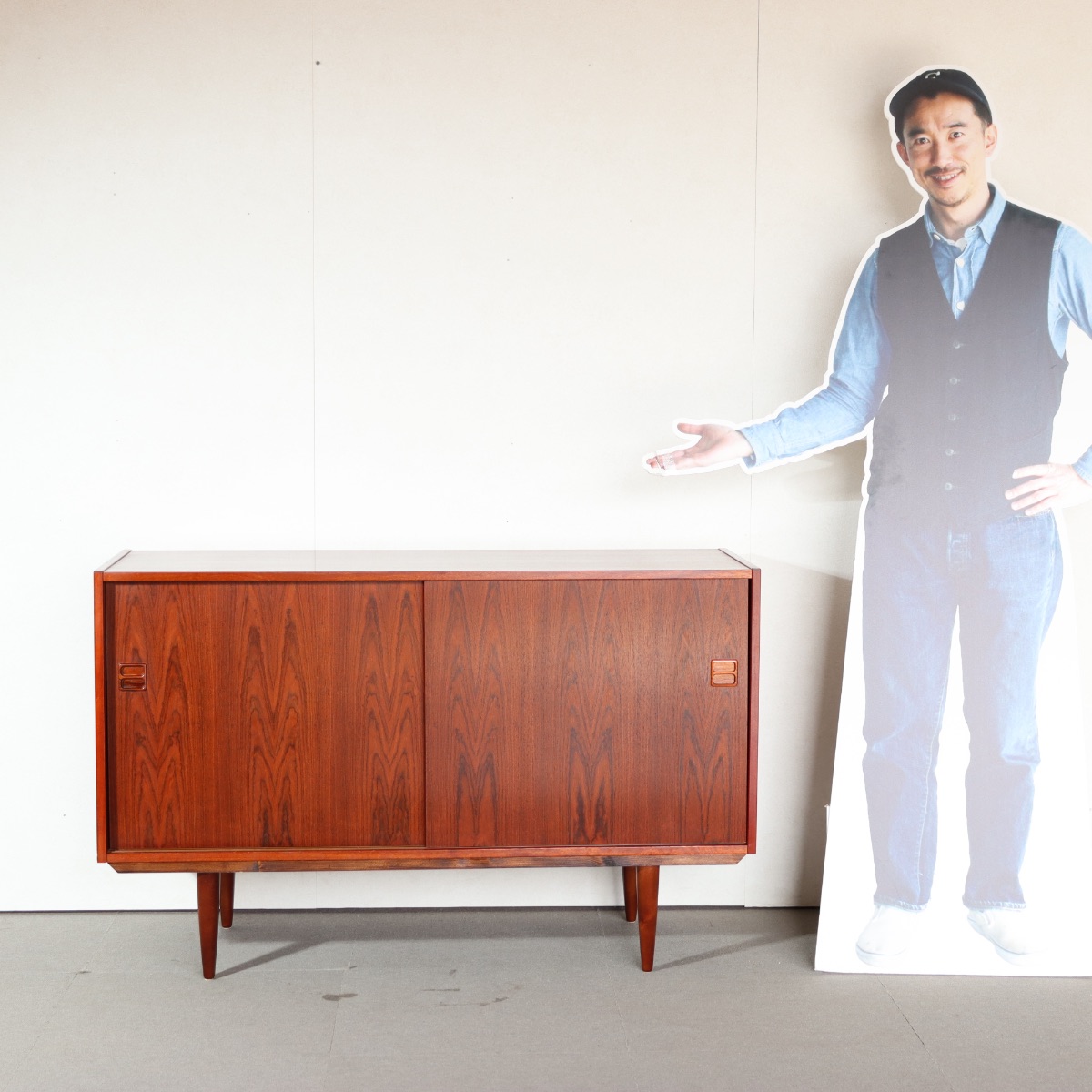 デンマーク製サイドボード。チーク材の木目が静かに語る北欧ヴィンテージ。穏やかな美しさ。