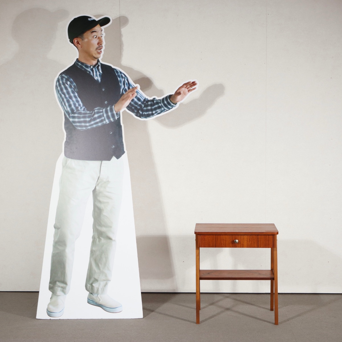 デンマーク製のヴィンテージサイドテーブル。チーク材の深い色合いが美しい北欧ヴィンテージ。空間に品ある温もりを添える一台。