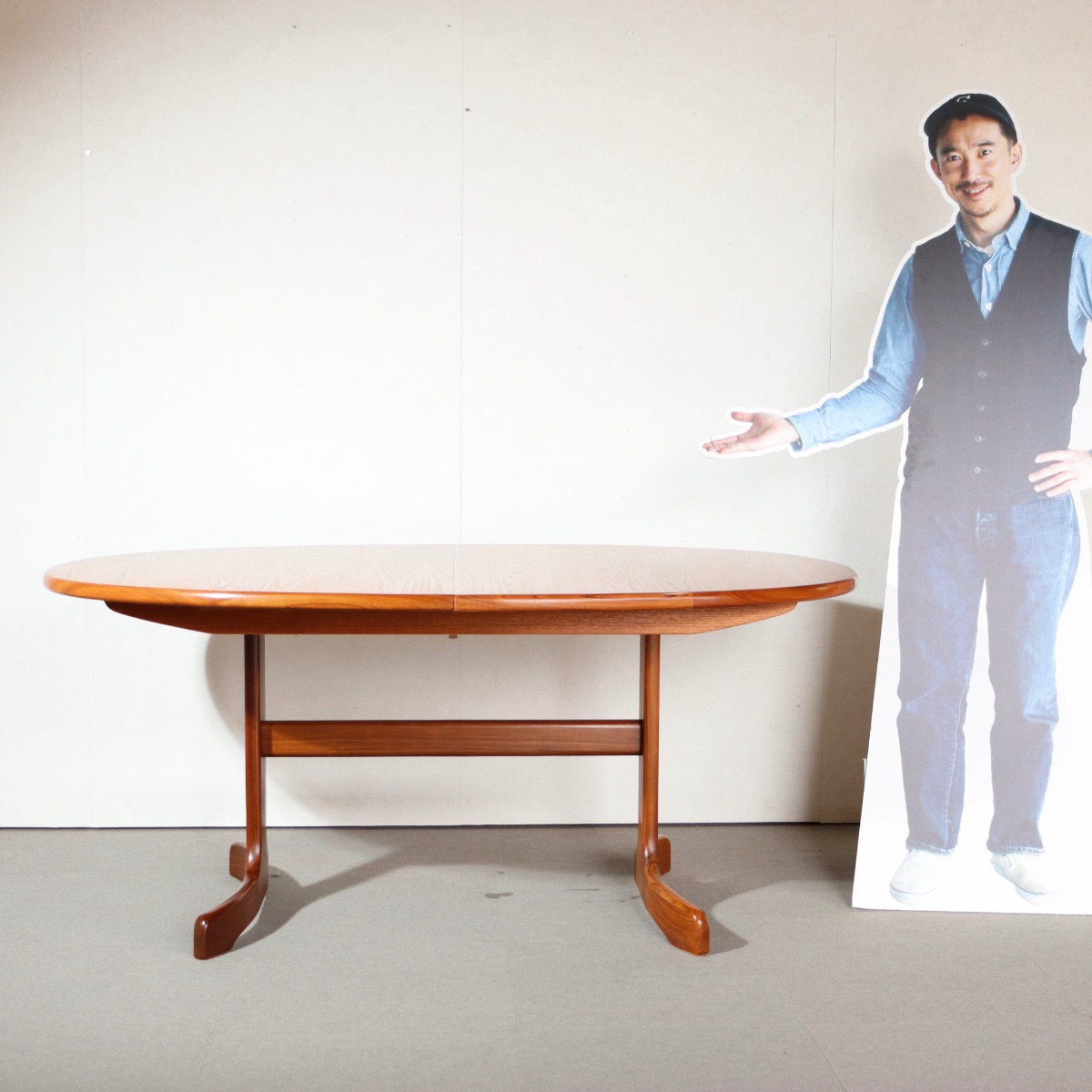 ジープランG-PLANのダイニングテーブル。楕円形。チーク材の落ち着いた色味が空間を整える。