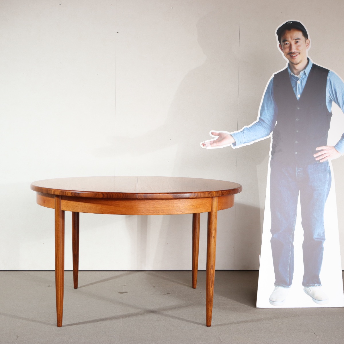 ジープランG-PLANラウンドダイニングテーブル。木の個性を感じるチーク材北欧ヴィンテージ。自然な美しさ。