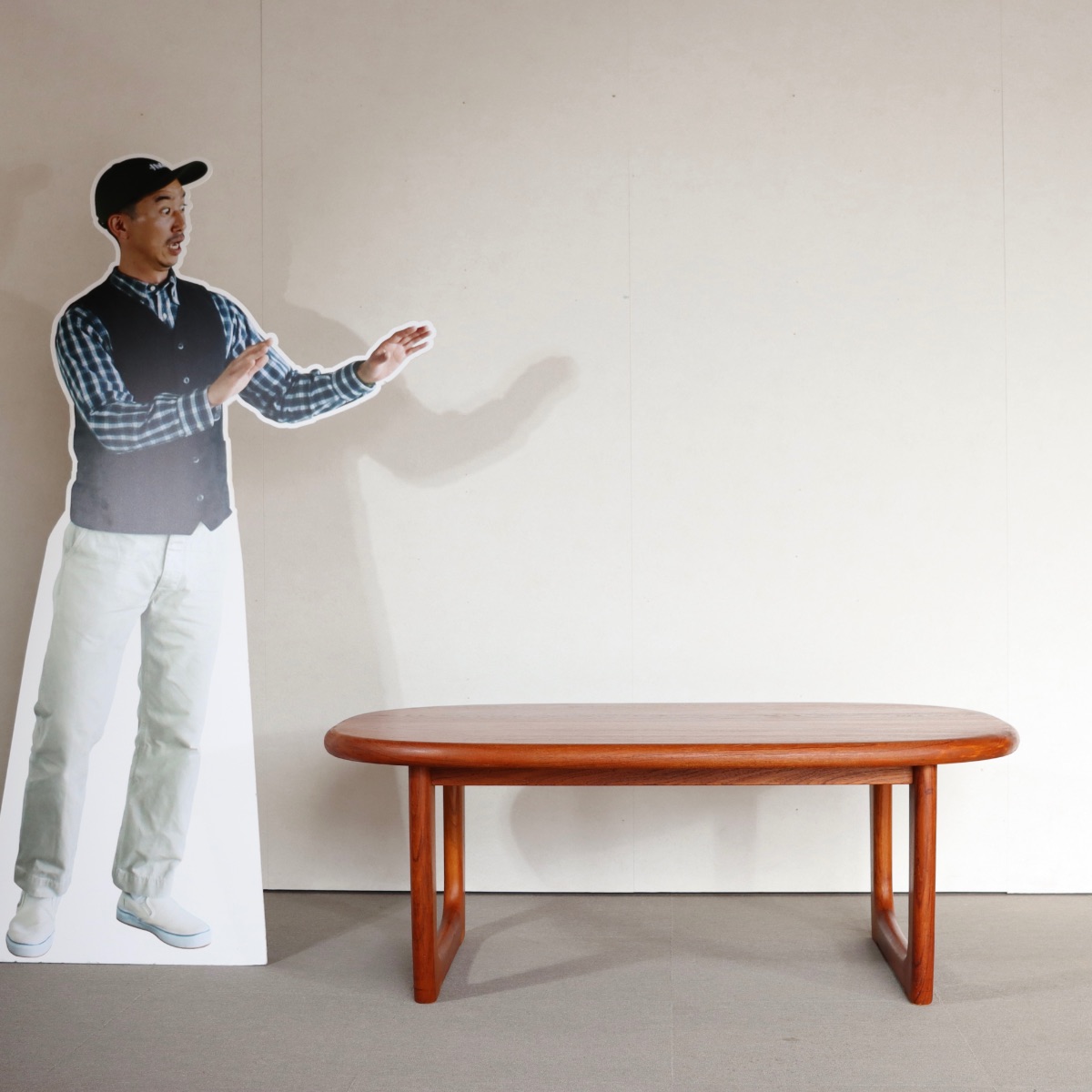 デンマーク製のコーヒーテーブル。柔らかな木肌が魅力のチーク材北欧ヴィンテージ。日常に穏やかな艶を添える。