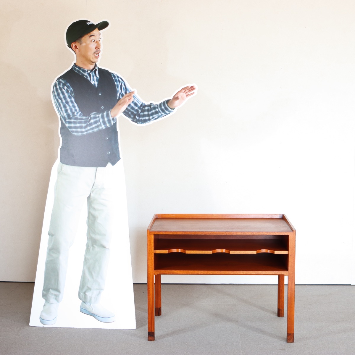 デンマーク製のサイドテーブル。 チーク材の木目が醸す表情が美しい北欧ヴィンテージ。上質な空気を纏う一点。