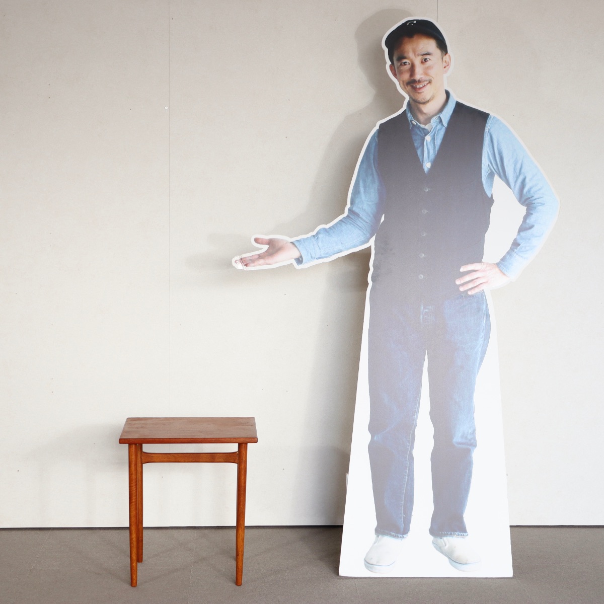 デンマーク製コーヒーテーブル。自然な艶と温かみが魅力の北欧ヴィンテージ。チーク材の美しさが際立つ一台。