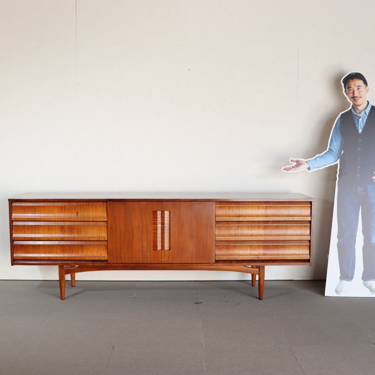 エリオッツオブニューベリーのサイドボード。チーク材の深い色味が魅力の北欧ヴィンテージ。時間を感じる佇まい。