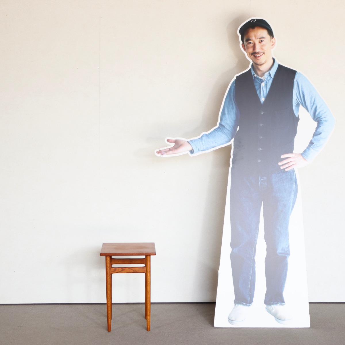 デンマーク製コーヒーテーブル。チーク材の豊かな木目が魅力の北欧ヴィンテージ。静かに時を重ねた深みがある。