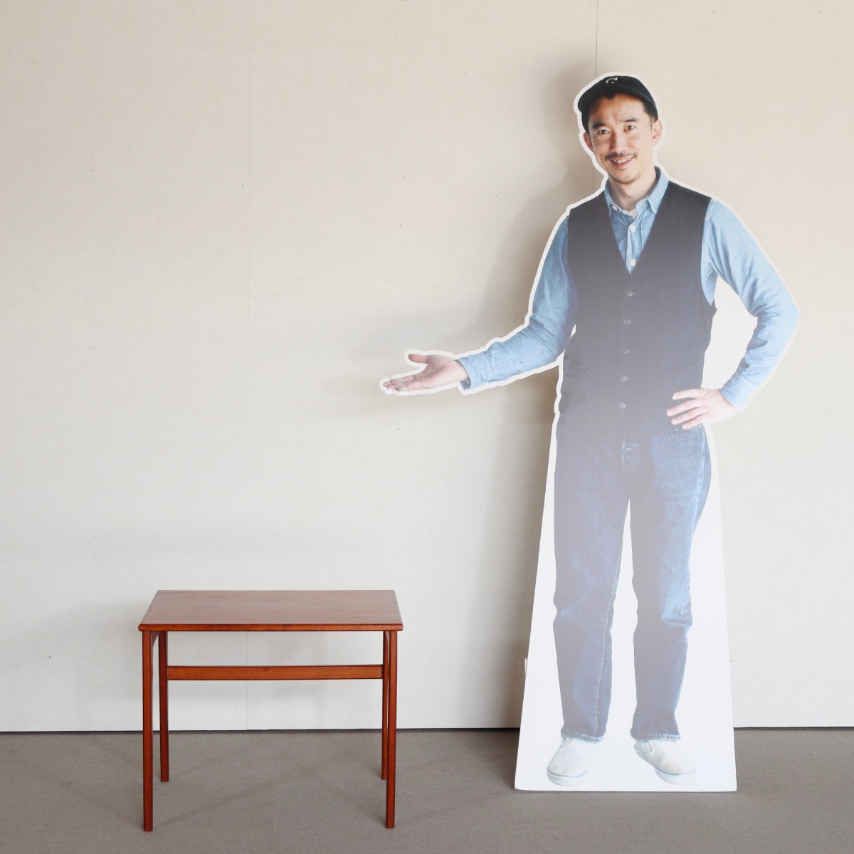 デンマーク製コーヒーテーブル。経年の風合いが美しいチーク材の北欧ヴィンテージ。落ち着いた空気を纏う一台。