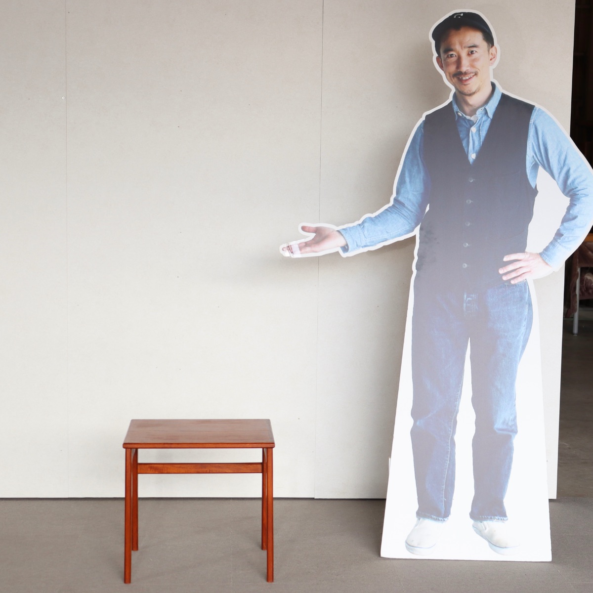 デンマーク製コーヒーテーブル。柔らかな木目が空間に馴染む北欧ヴィンテージ。上品な艶をまとった一台。