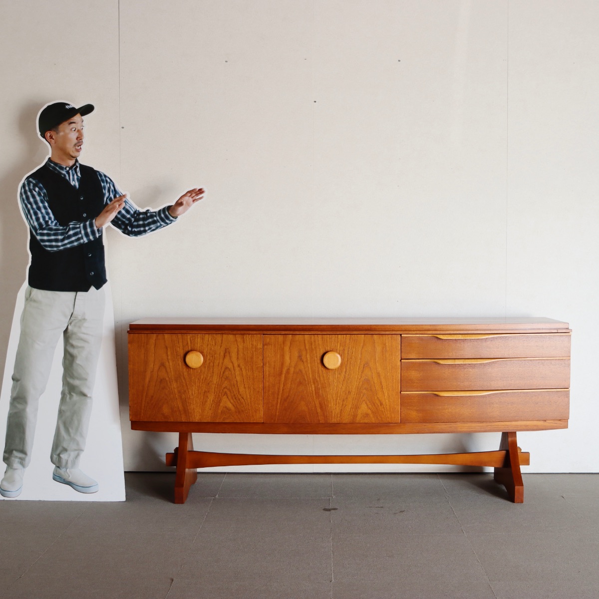 ビューティリティbeautilityサイドボード。チーク材の木目が穏やかに浮かぶ北欧ヴィンテージ。上質な一台。