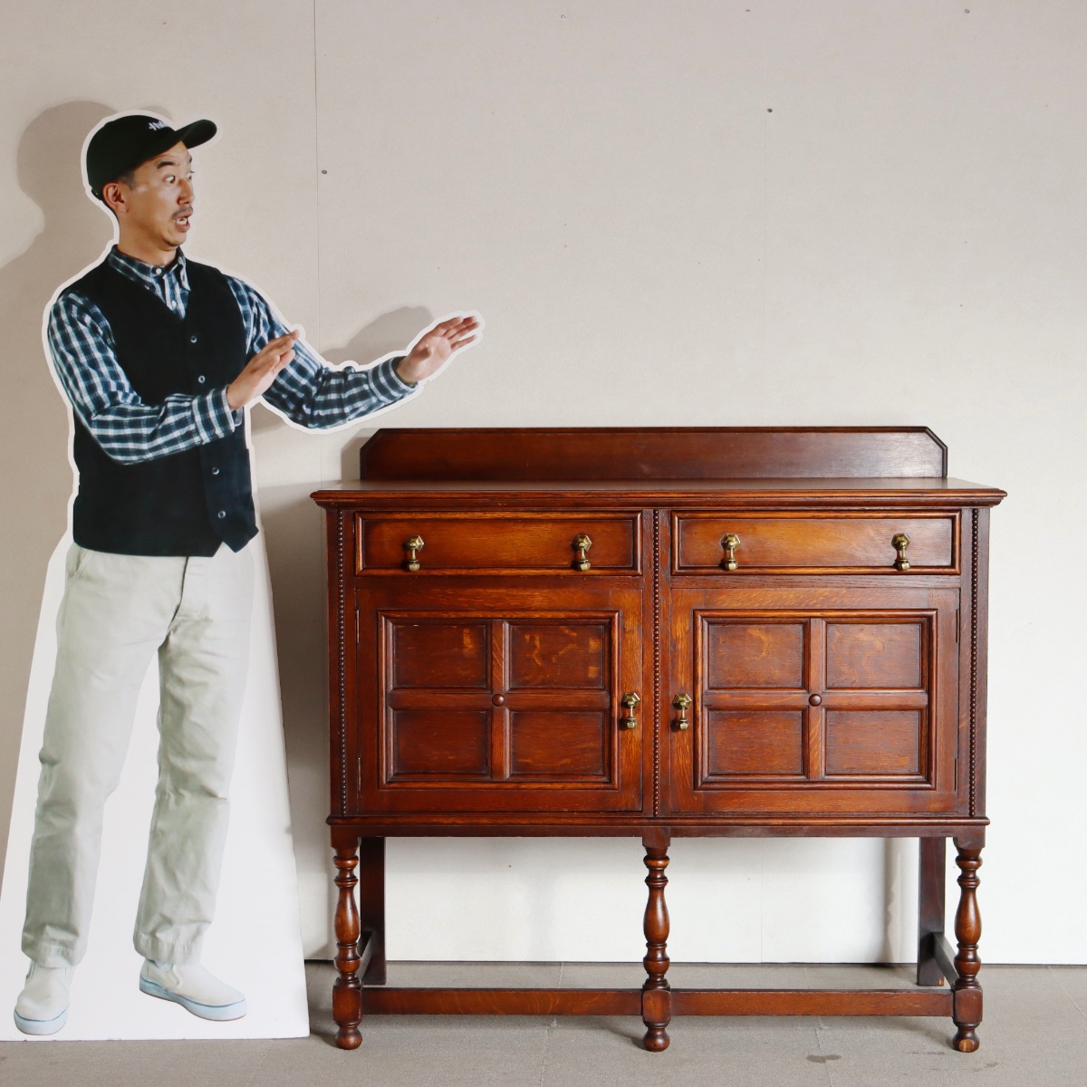 1930年代のサイドボード。オーク材の木目が静かな印象。