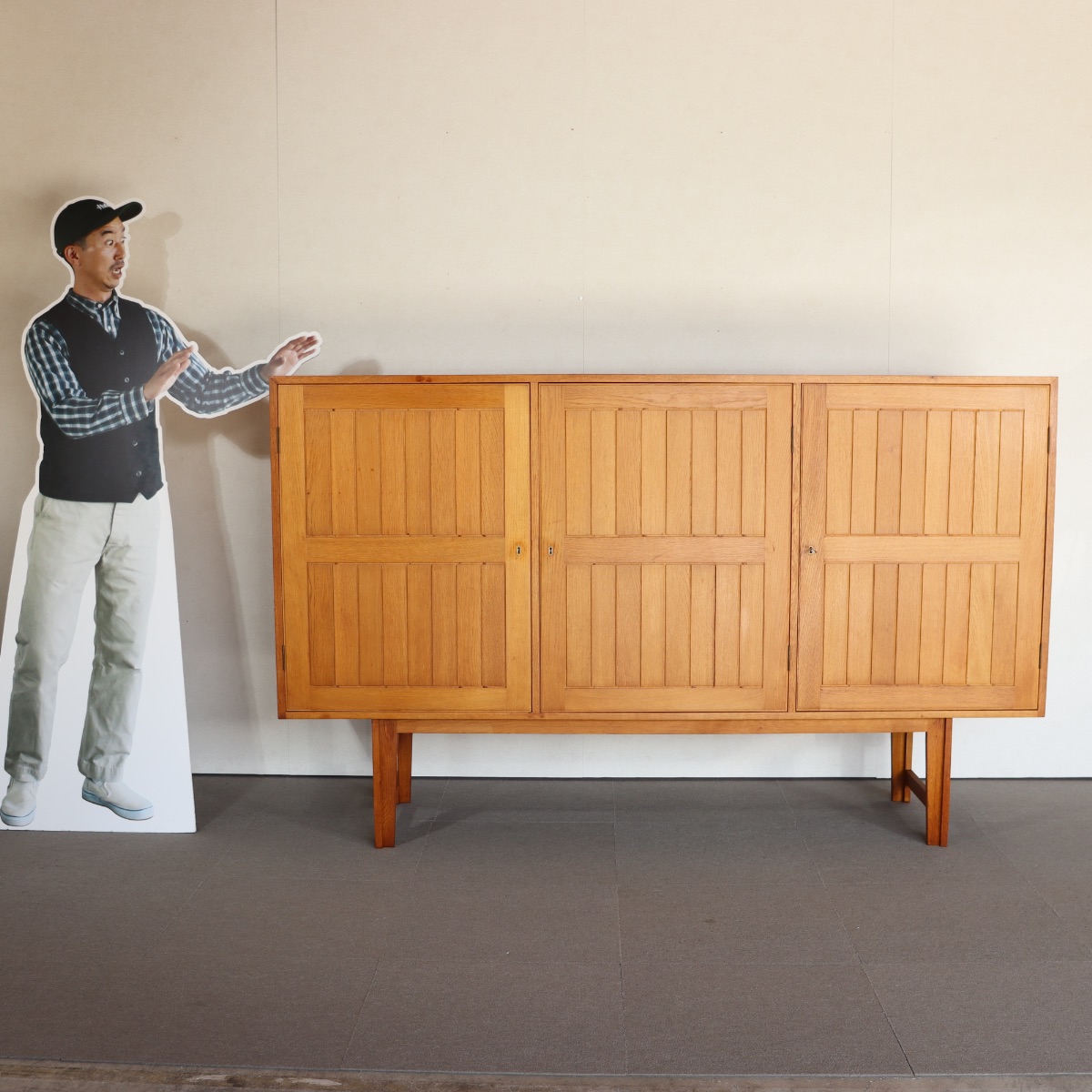 デンマーク製カート・ウストヴィによるサイドボード。深みある木目と柔らかな艶が魅力の北欧ヴィンテージ。オーク材の優しさが光る。