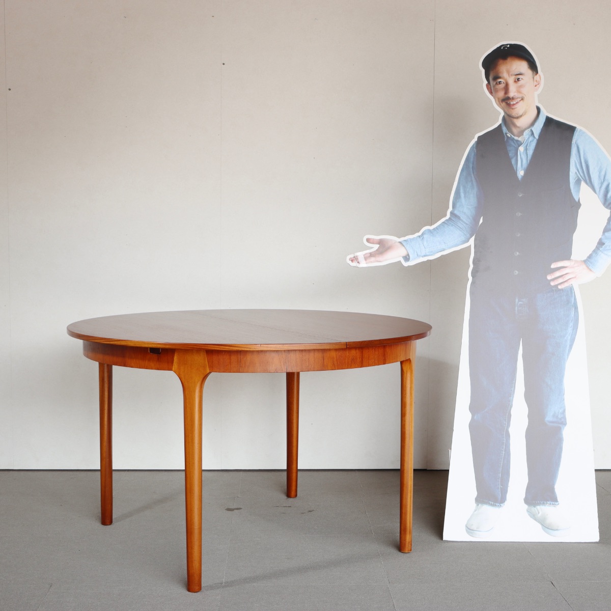 マッキントッシュMcIntoshラウンドダイニングテーブル。深みある艶を纏うチーク材北欧ヴィンテージ。落ち着いた美しさ。