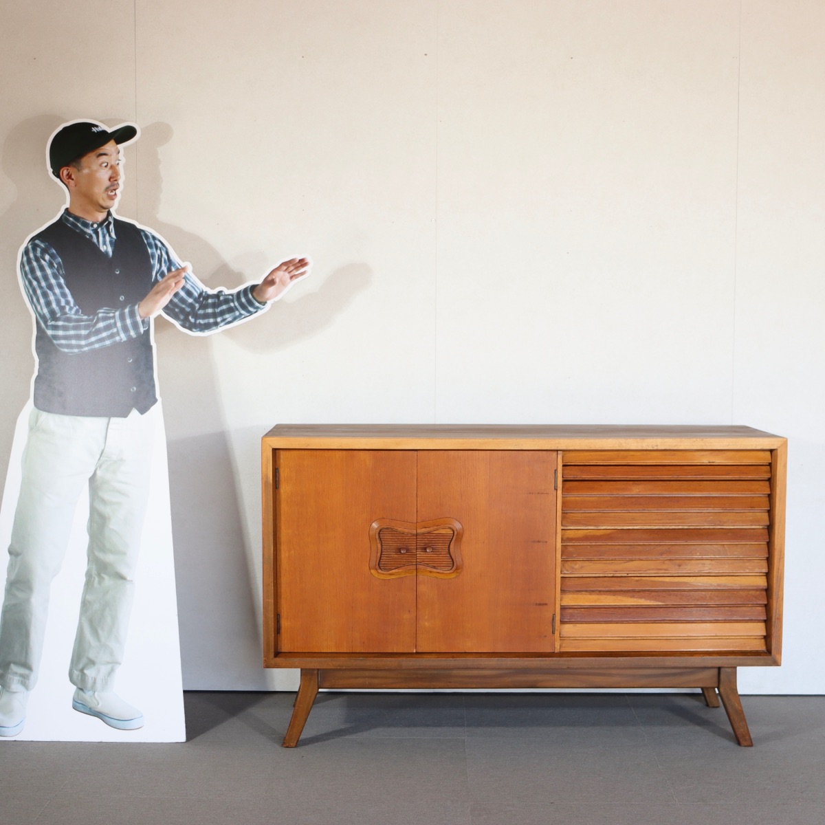 １９５０年代製サイドボード。オーク材の上品な木目が印象的なヴィンテージ。静かに時を刻む美しい家具。