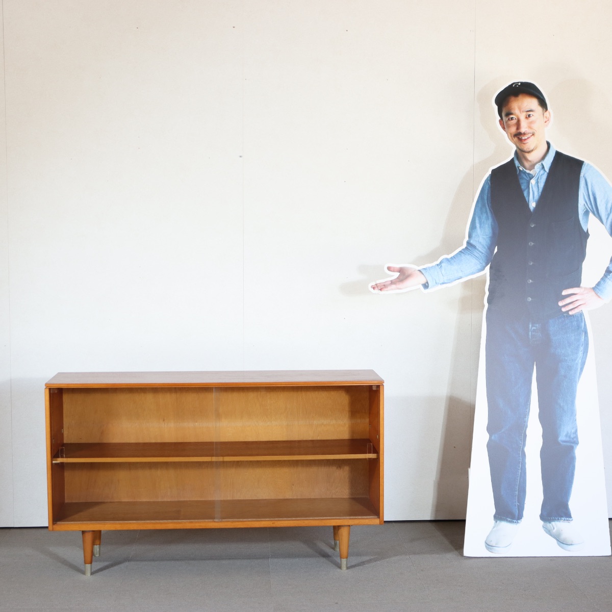 英国製ガラスブックケース。木の温もりを感じるチーク材の北欧ヴィンテージ。品のある佇まいが空間を包む。