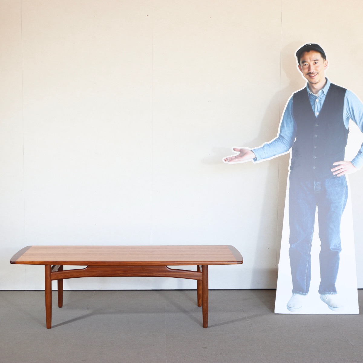 ジープランG-PLANのコーヒーテーブル。自然な経年の艶が魅力の北欧ヴィンテージ。チーク材の美しさを素直に味わえる一台。