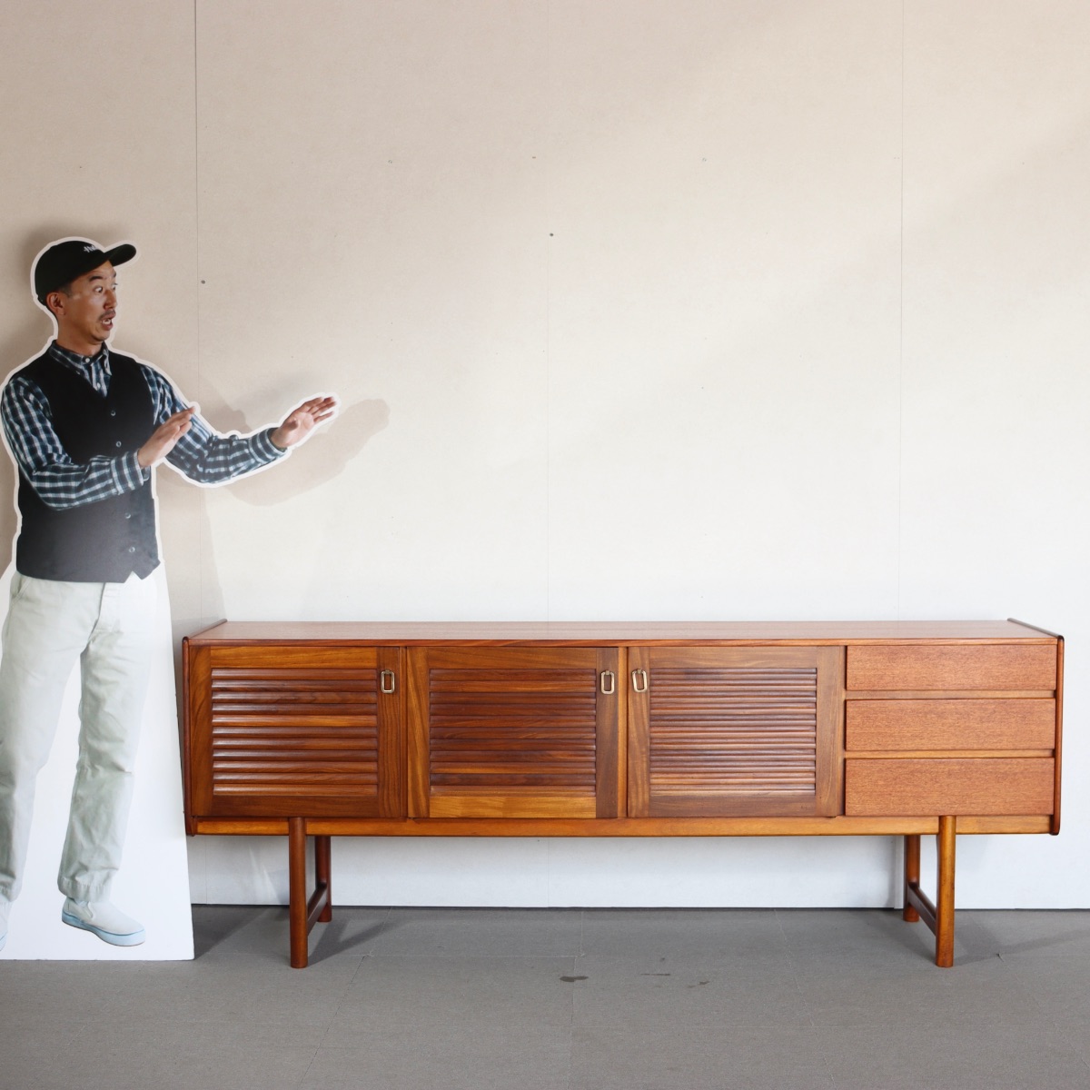 マッキントッシュのサイドボード。深みある艶を纏うチーク材北欧ヴィンテージ。落ち着いた美しさ。