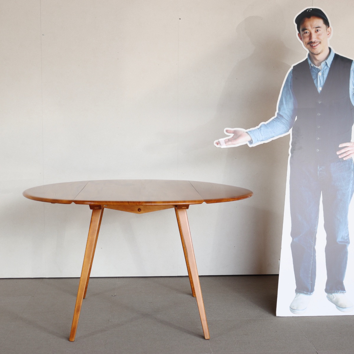 アーコールのダイニングテーブル。 木の質感が心地よい北欧ヴィンテージ。穏やかな佇まい。