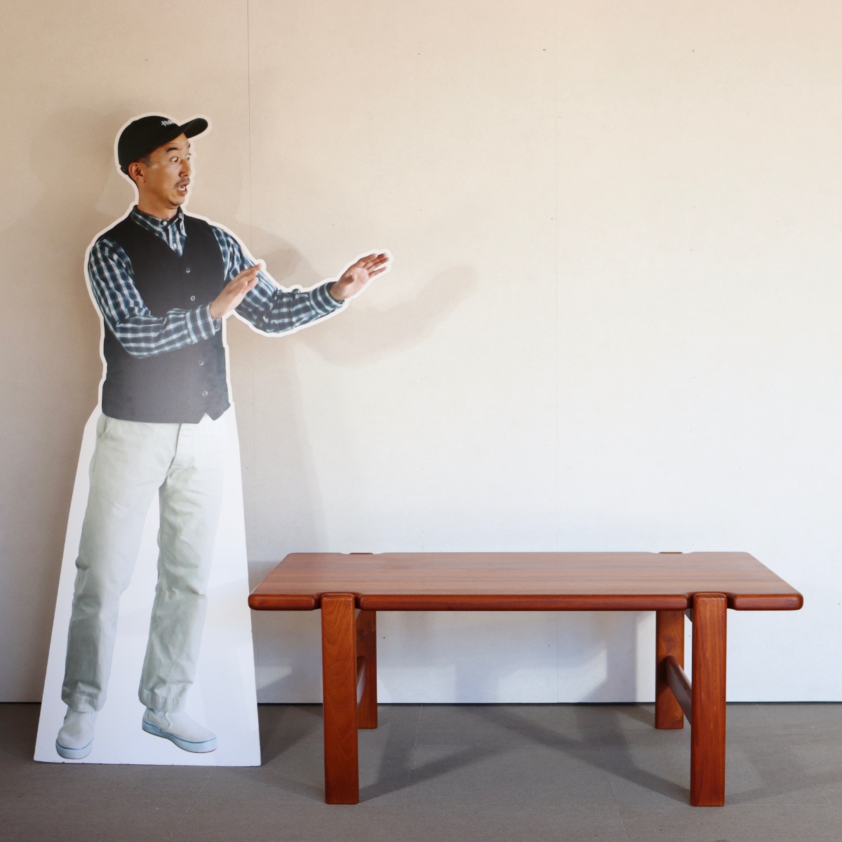 デンマーク製コーヒーテーブル。穏やかなチークの木目が美しい北欧ヴィンテージ。時間が磨いた艶が印象的。