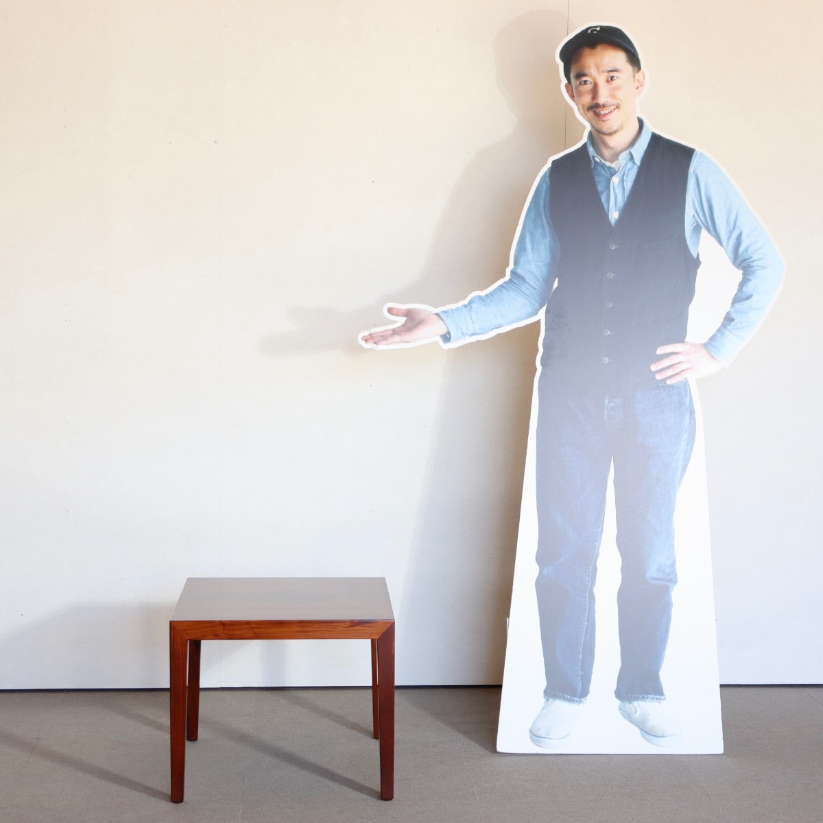 デンマーク製コーヒーテーブル。チーク材の木目が織りなす表情が魅力の北欧ヴィンテージ。経年の味わいを楽しめる。