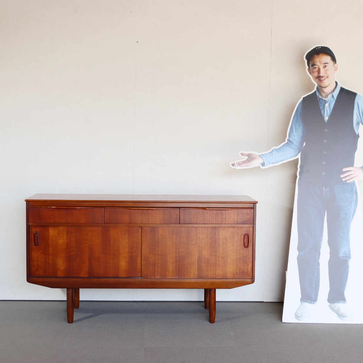 サイドボード。チーク材の木目がやさしく映える北欧ヴィンテージ。品のある空気感。