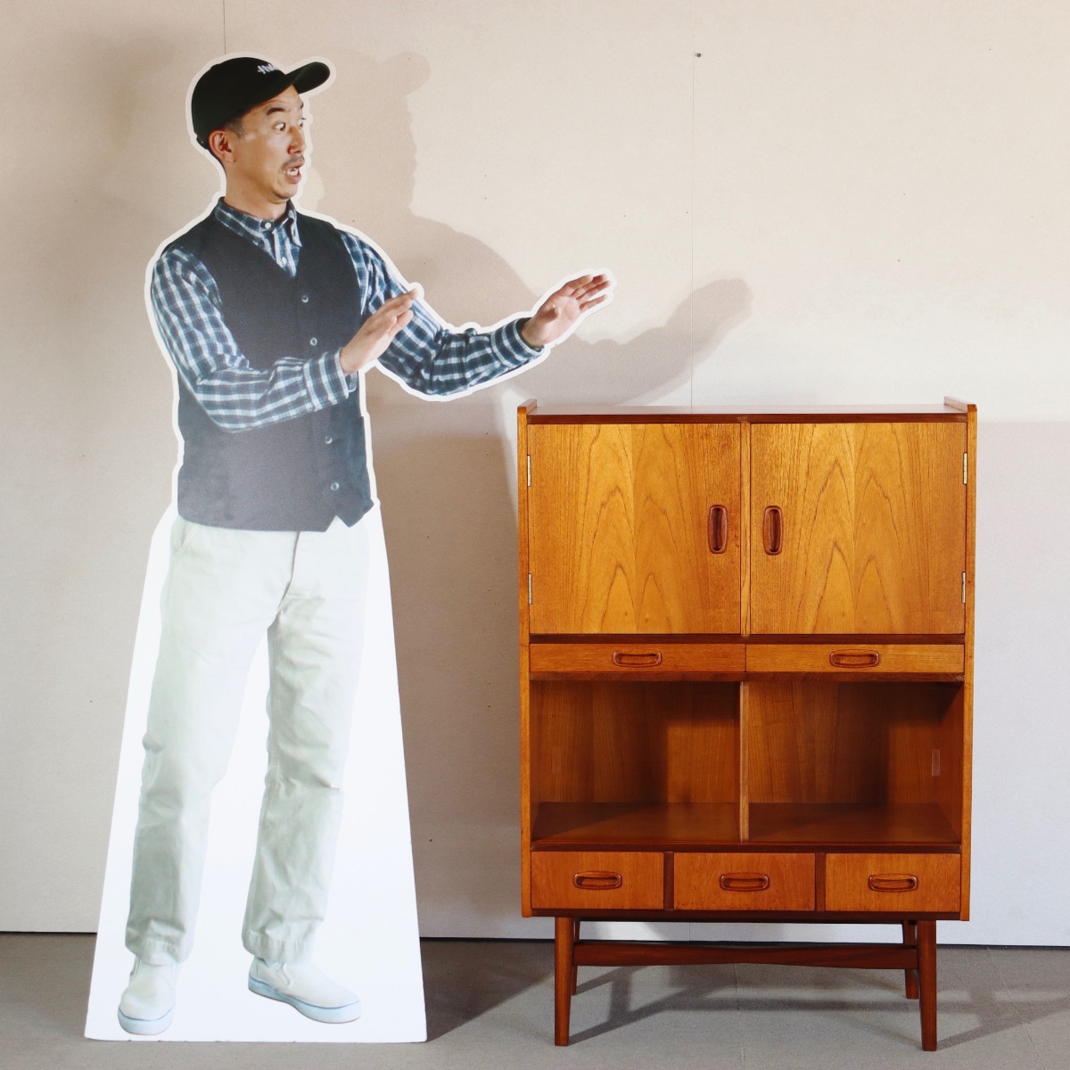 キャビネット。深い色味と艶が美しいチーク材北欧ヴィンテージ。落ち着いた印象。