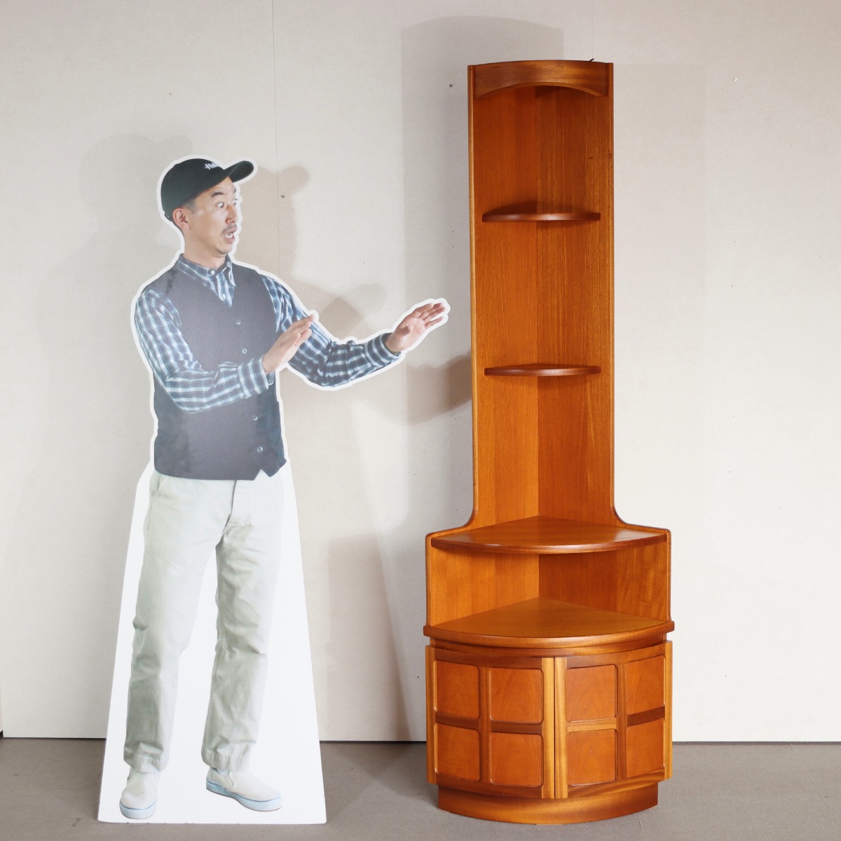 ネイサンNATHANキャビネット。チーク材の木目が美しいヴィンテージ家具。穏やかな艶をまとった上質な一台。