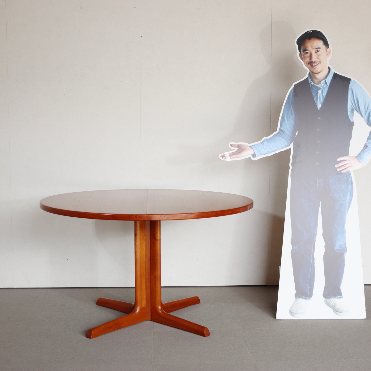 デンマーク製ラウンドダイニングテーブル。チーク材の自然な艶が映えるヴィンテージ。洗練された存在感。