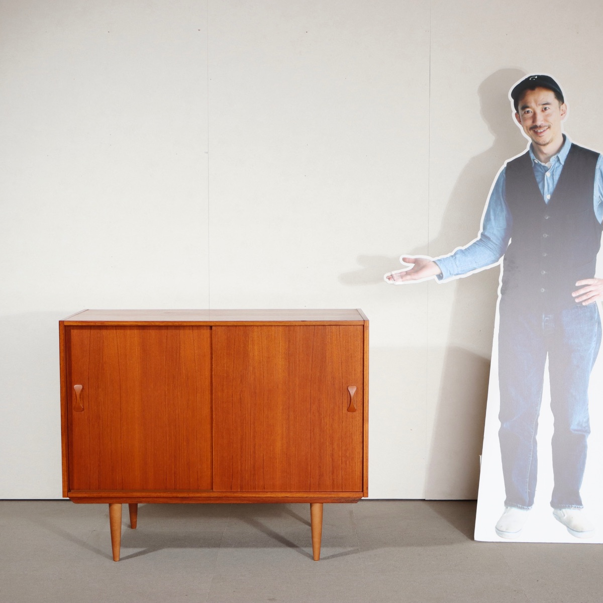 デンマーク製キャビネット。チーク材の深い色合いが美しい北欧ヴィンテージ。空間に品ある温もりを添える一台。