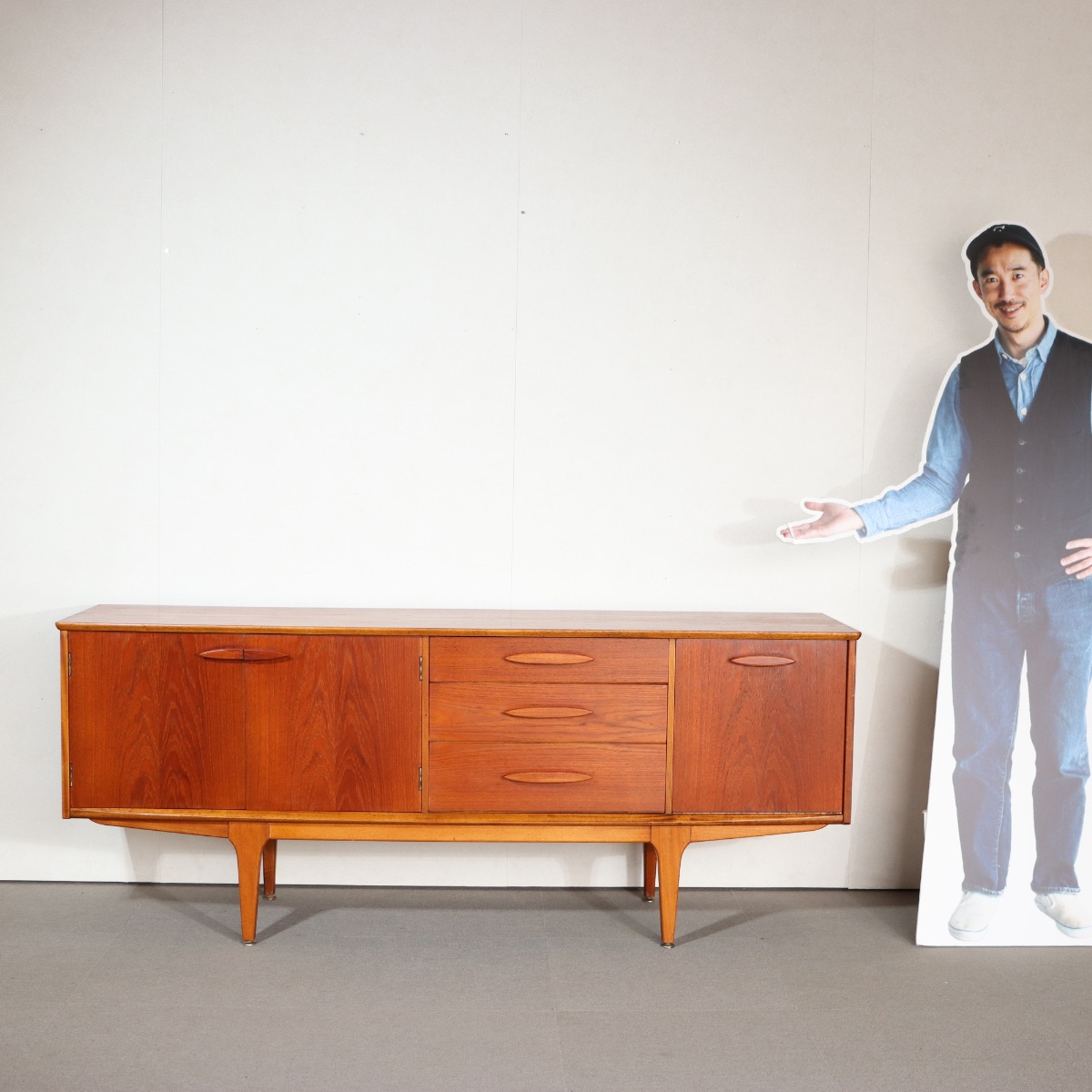 ジェンティークサイドボード。チーク材の深みある艶が印象的なヴィンテージ。価値を感じる仕上がり。