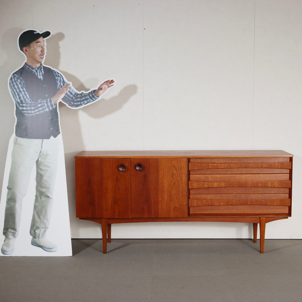 リーバス製サイドボード。チーク材の美しい木目が際立つヴィンテージ家具。空間の主役になる上質な一台。