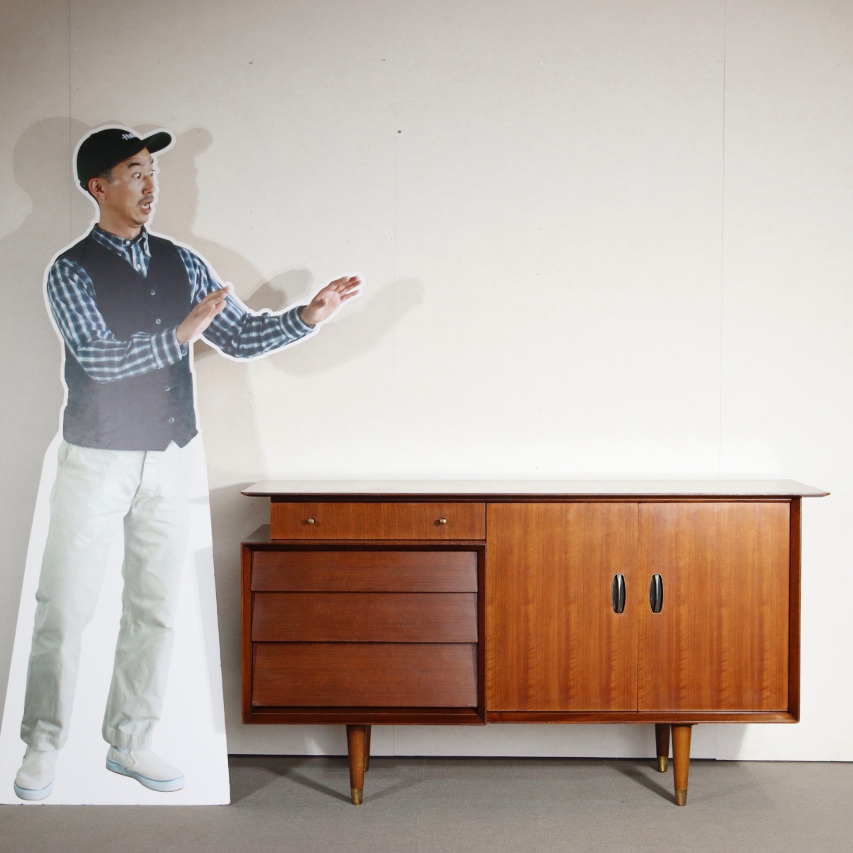 サイドボード。チーク材の木目が豊かなヴィンテージ。高級感漂う佇まい。