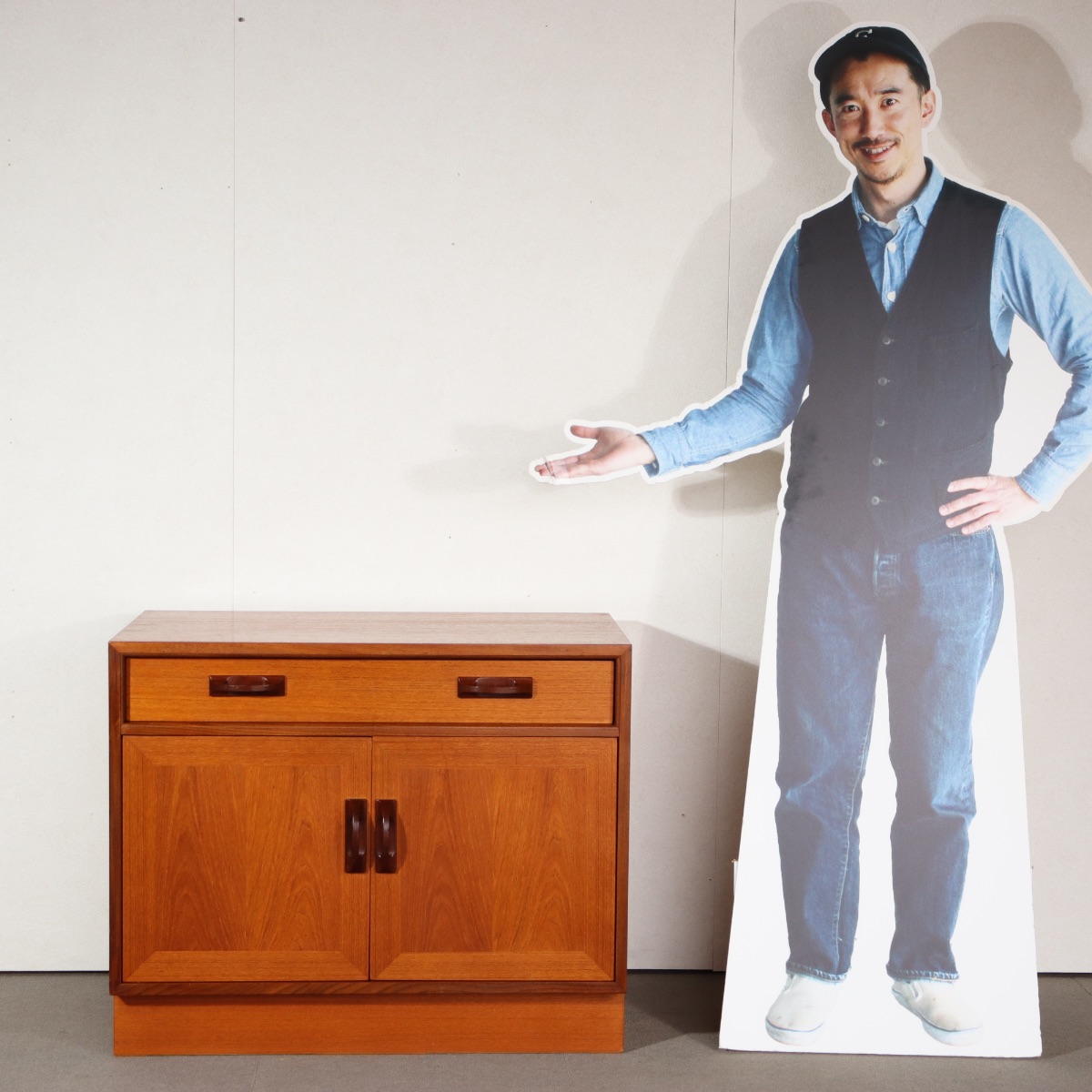 ジープランG-PLANキャビネット。チーク材の穏やかな表情が印象的な北欧ヴィンテージ。静かな一台。